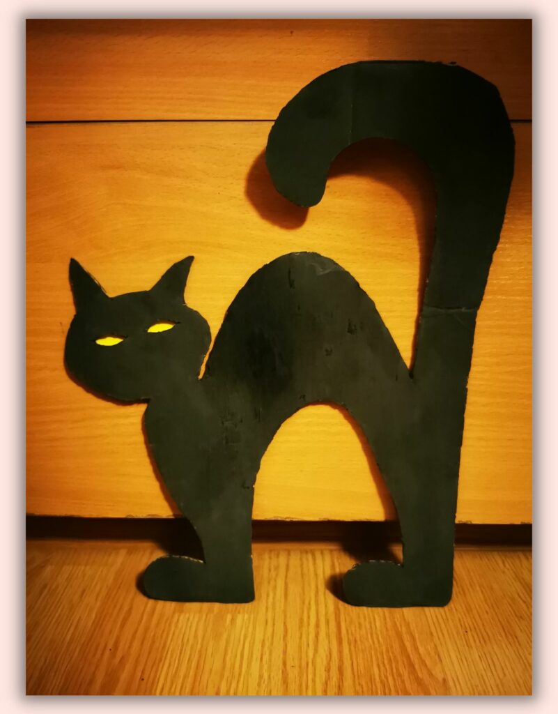 Dekoracje na Andrzejki – czarny kot
