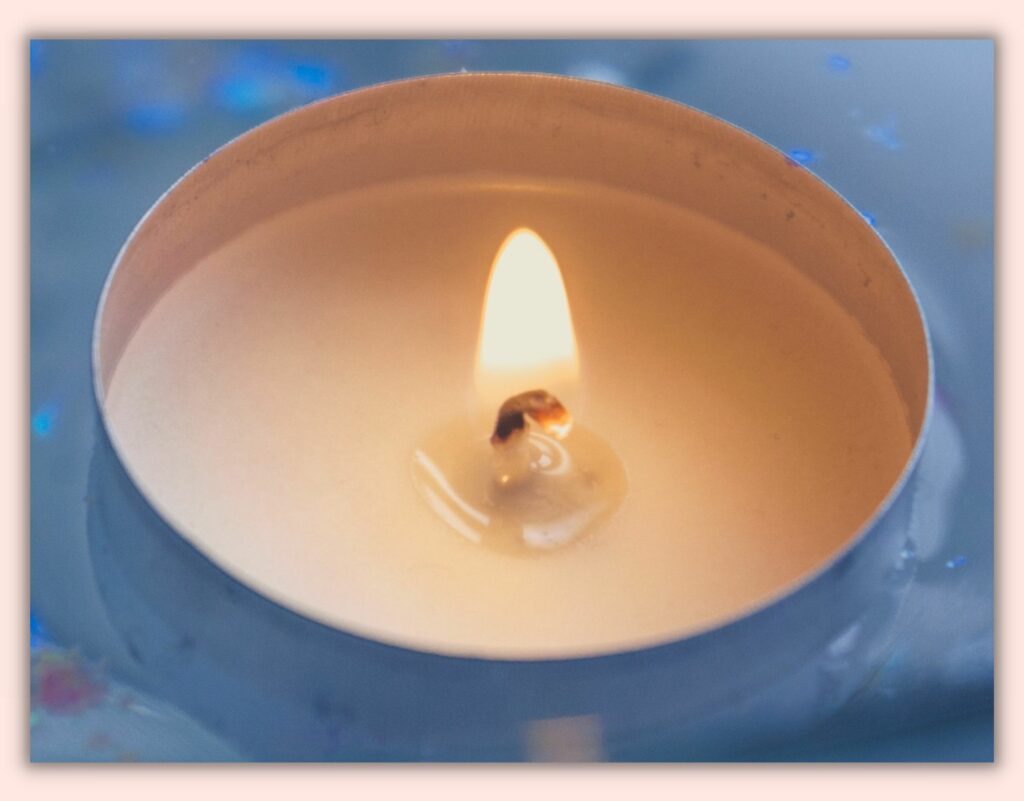 Wróżby andrzejkowe – pływające świeczki